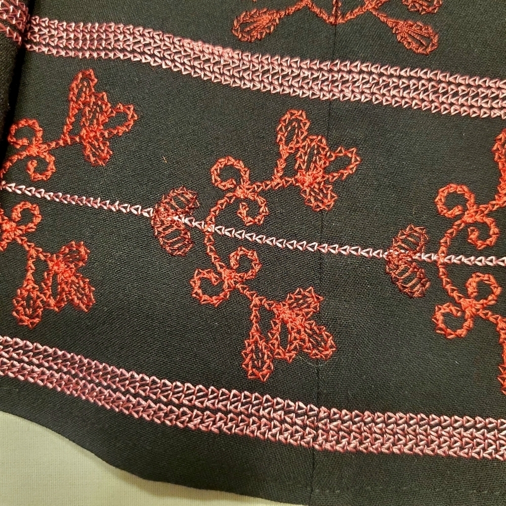 Sunny Leigh Skirt Women's 10 Petite Black Multicolored Embroidered Flare Midi. - Picture 4 of 5